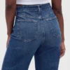 Jeans à taille haute et coupe large pour les silhouettes rondes