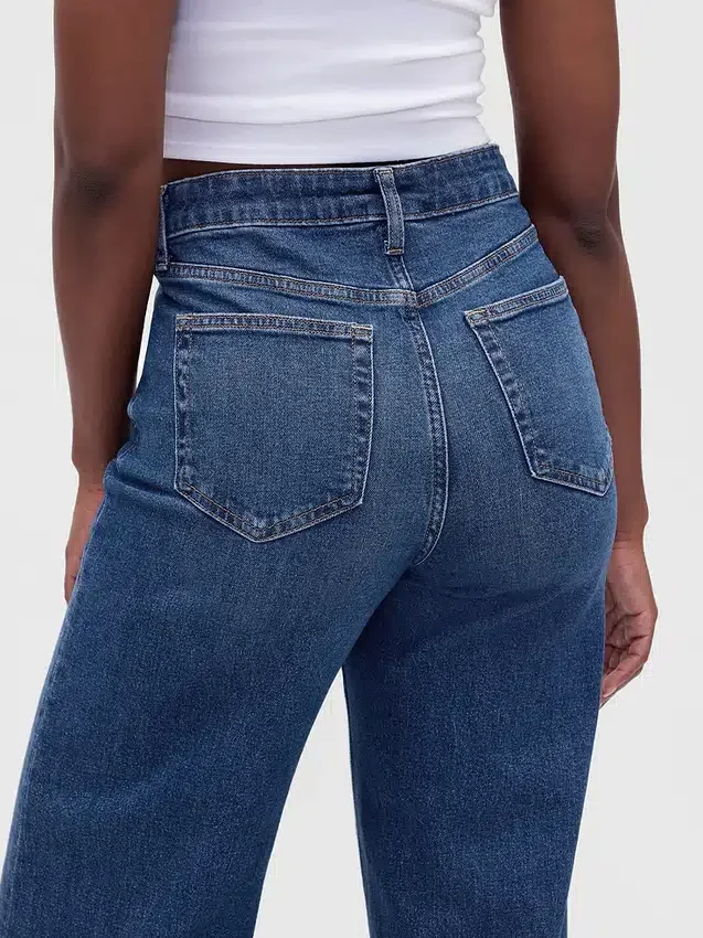 Jeans à taille haute et coupe large pour les silhouettes rondes