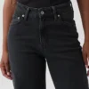 Jeans à taille haute et coupe large pour les silhouettes rondes