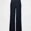 Jeans à taille haute et coupe large pour les silhouettes rondes