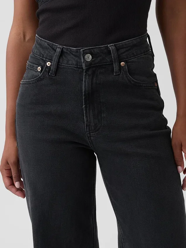 Jeans à taille haute et coupe large pour les silhouettes rondes