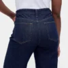 Jeans à taille haute et coupe large pour les silhouettes rondes