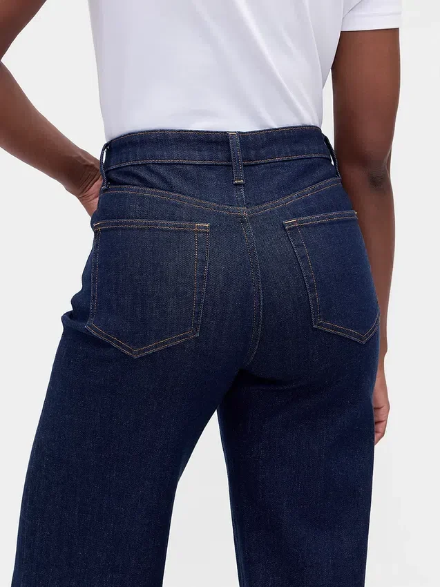 Jeans à taille haute et coupe large pour les silhouettes rondes