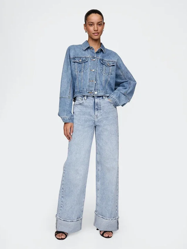 Jeans taille haute à jambes larges et revers