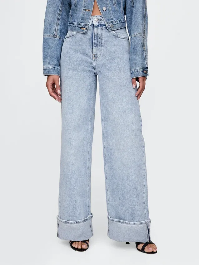 Jeans taille haute à jambes larges et revers