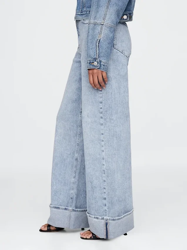 Jeans taille haute à jambes larges et revers