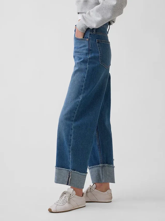 Jeans taille haute à jambes larges et revers