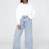 Jeans taille haute à jambes larges et revers