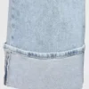 Jeans taille haute à jambes larges et revers