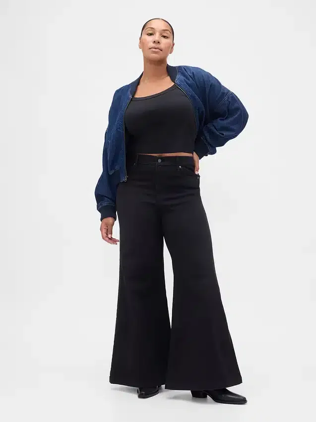 Jeans taille haute à jambes évasées