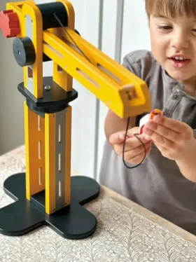 Jouet « Petite grue jaune » pour tout-petits