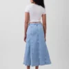 Jupe longue en denim à coutures apparentes et boutons sur le devant