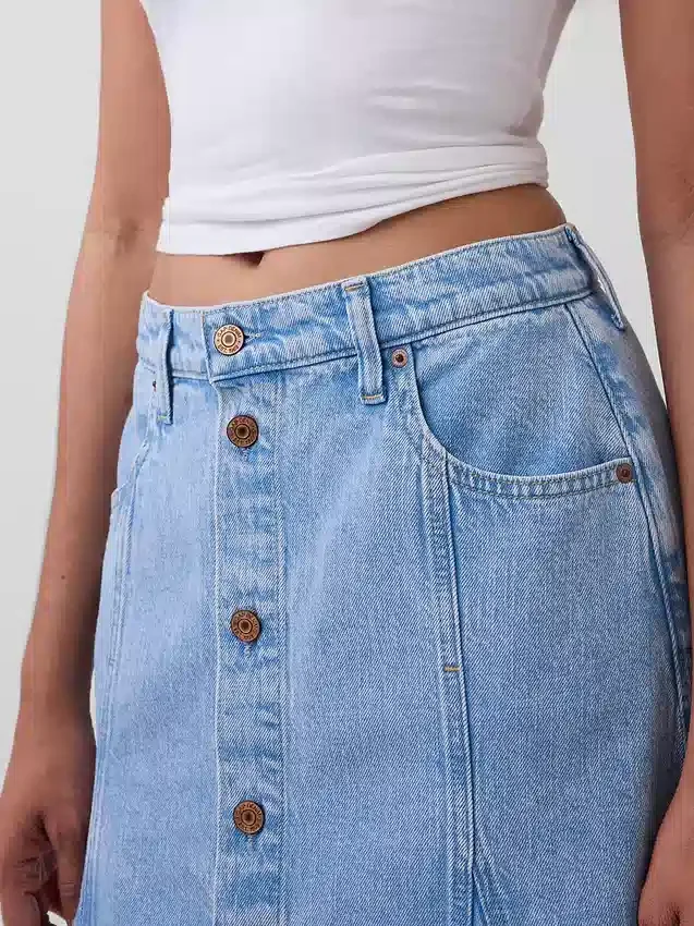 Jupe longue en denim à coutures apparentes et boutons sur le devant