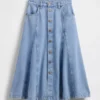 Jupe longue en denim à coutures apparentes et boutons sur le devant