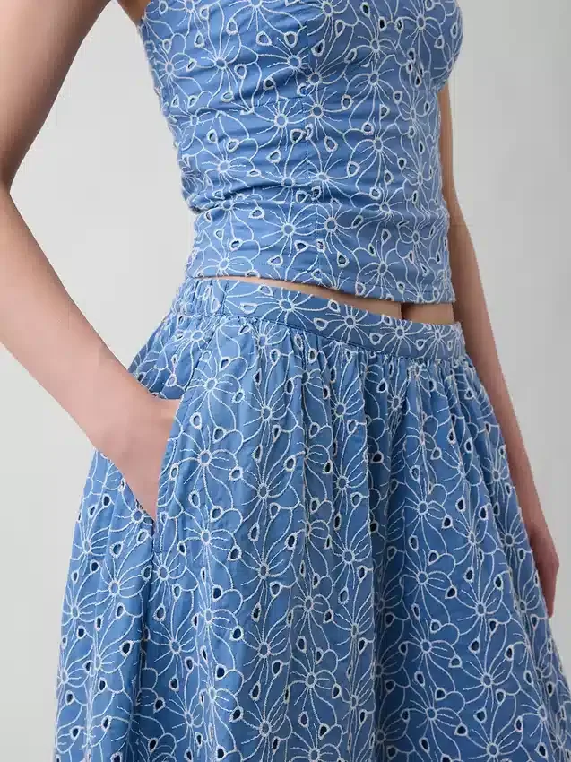 Jupe longue à œillets à taille haute