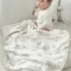 La couverture pour bébé en bambou « Gilded Bird Safari Toile »