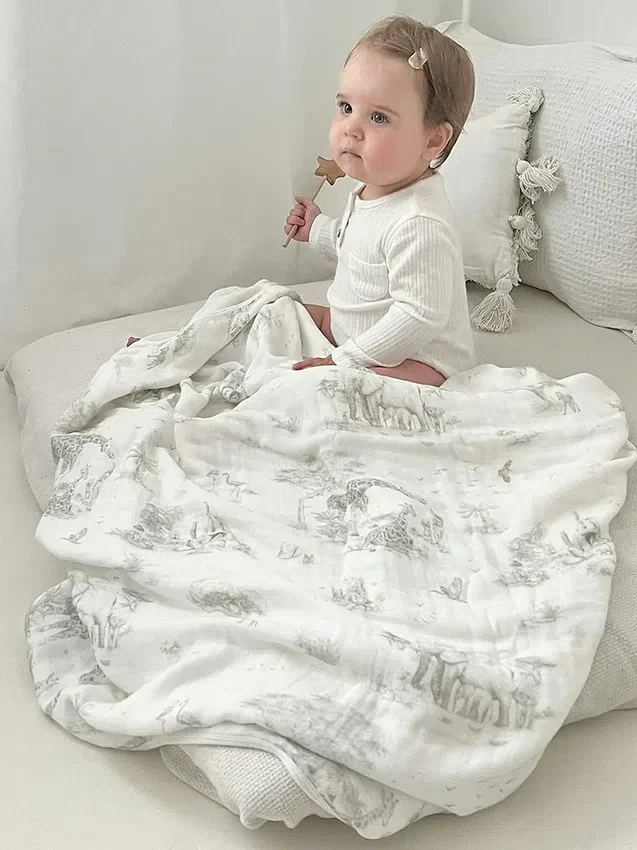 La couverture pour bébé en bambou « Gilded Bird Safari Toile »