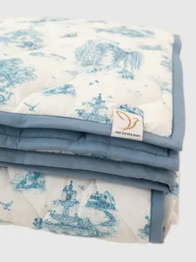 Le tapis de jeu matelassé « Gilded Bird Spring Toile »