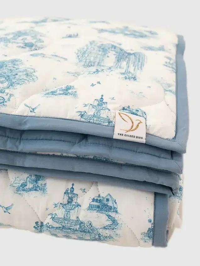 Le tapis de jeu matelassé « Gilded Bird Spring Toile »