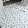 Le tapis de jeu matelassé « Gilded Bird Spring Toile »