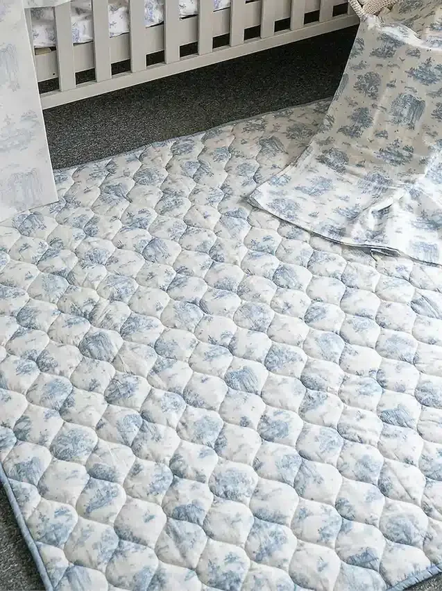 Le tapis de jeu matelassé « Gilded Bird Spring Toile »