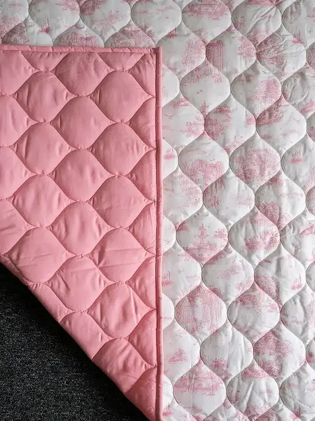 Le tapis de jeu matelassé « Gilded Bird Spring Toile »