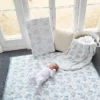 Le tapis de jeu matelassé « Gilded Bird Spring Toile »