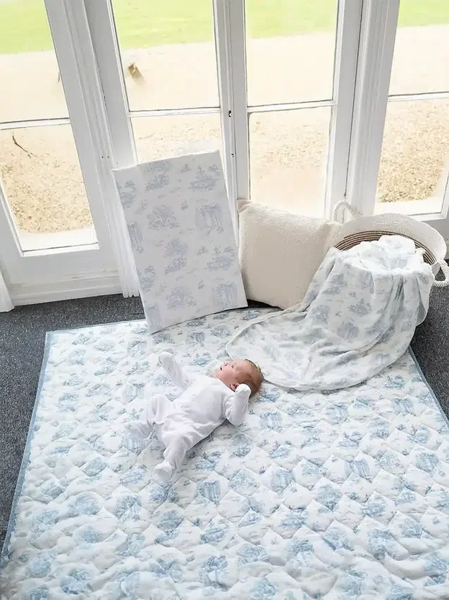 Le tapis de jeu matelassé « Gilded Bird Spring Toile »