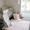 Le tapis de jeu matelassé « Gilded Bird Spring Toile »