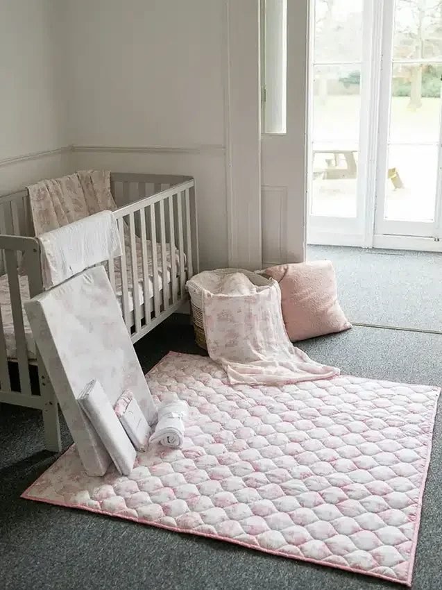 Le tapis de jeu matelassé « Gilded Bird Spring Toile »