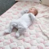 Le tapis de jeu matelassé « Gilded Bird Spring Toile »