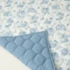 Le tapis de jeu matelassé « Gilded Bird Spring Toile »