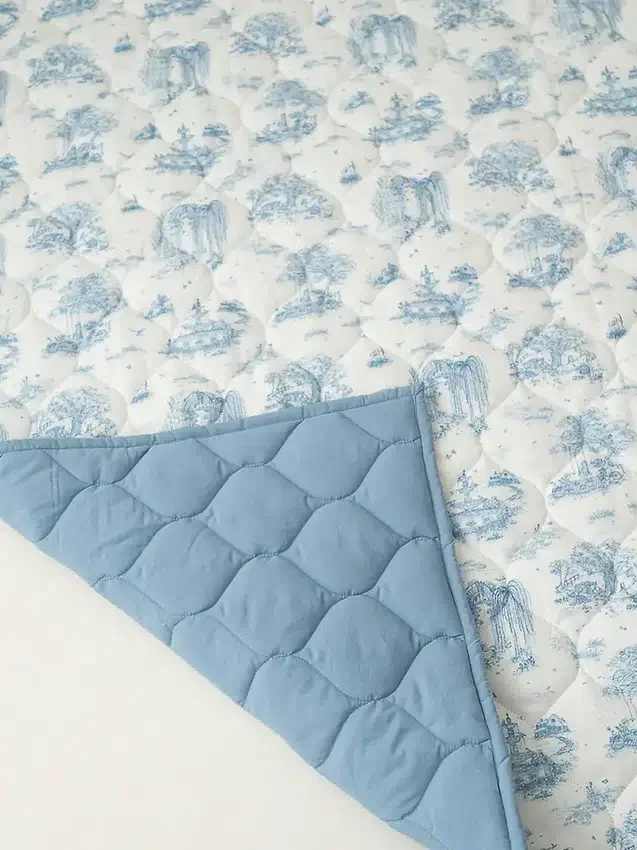 Le tapis de jeu matelassé « Gilded Bird Spring Toile »