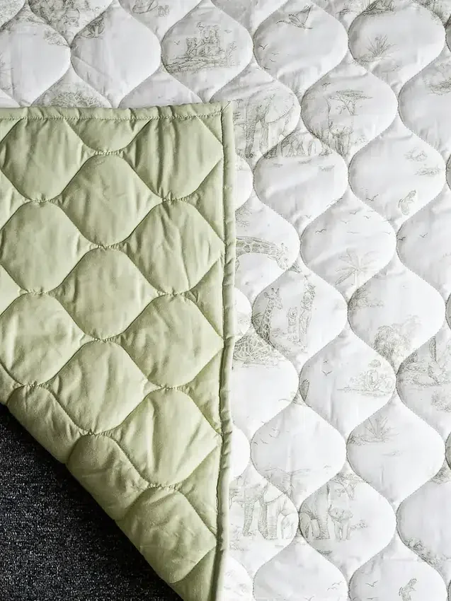 Le tapis de jeu matelassé « Safari Toile » de The Gilded Bird