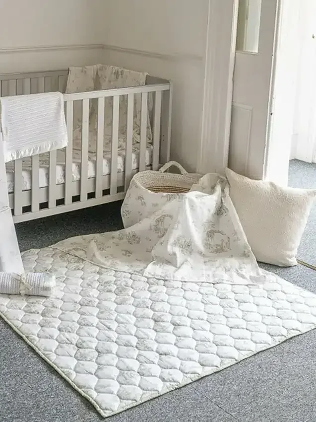 Le tapis de jeu matelassé « Safari Toile » de The Gilded Bird
