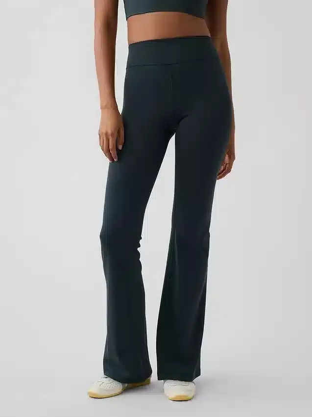 Leggings GapFit lisses à taille haute et coupe « baby boot »