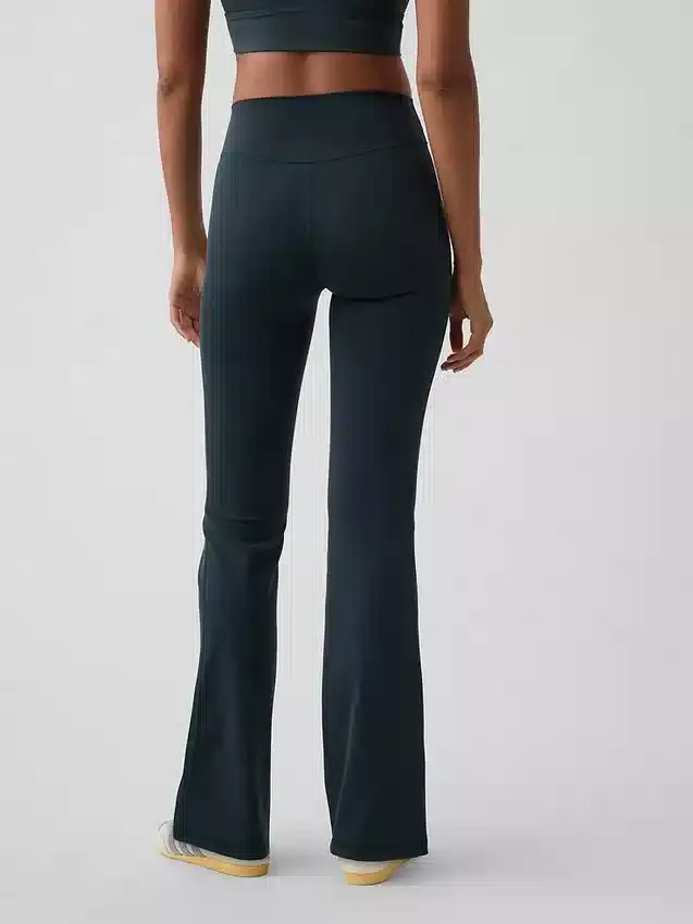 Leggings GapFit lisses à taille haute et coupe « baby boot »