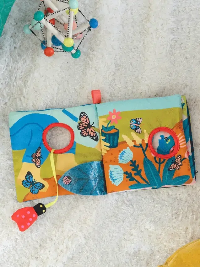 Livre tactile « Bugging Through »
