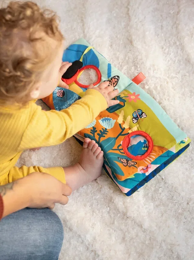 Livre tactile « Bugging Through »