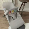 Lot « Bliss » de BabyBjörn comprenant un transat en jersey 3D et une peluche