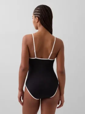 Maillot de bain à encolure dégagée
