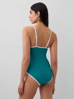 Maillot de bain à encolure dégagée