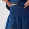 Mini-jupe-short en denim de gaze de coton à taille smockée