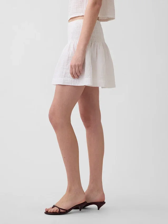 Mini-jupe-short en gaze de coton à taille smockée