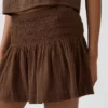 Mini-jupe-short en gaze de coton à taille smockée