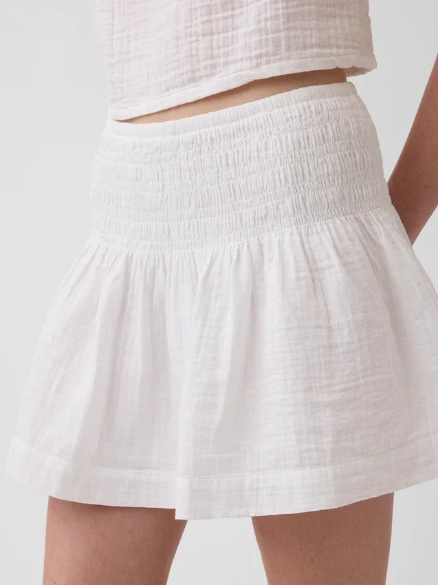 Mini-jupe-short en gaze de coton à taille smockée
