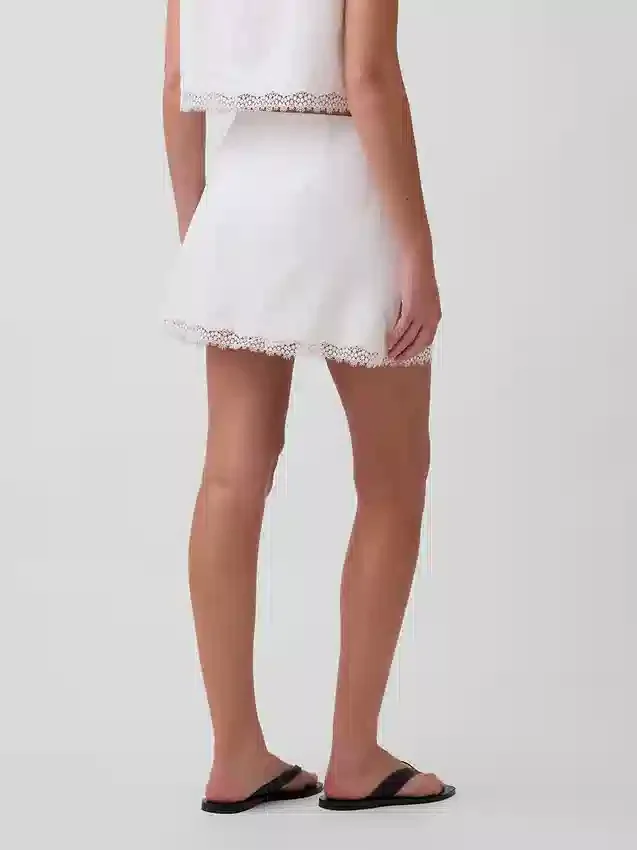 Mini-jupe-short en mélange de lin avec bordure en dentelle