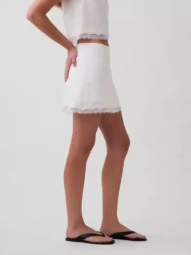 Mini-jupe-short en mélange de lin avec bordure en dentelle