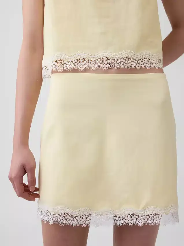Mini-jupe-short en mélange de lin avec bordure en dentelle