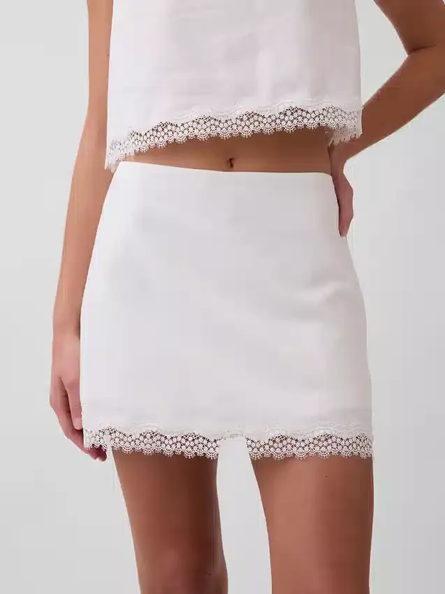 Mini-jupe-short en mélange de lin avec bordure en dentelle